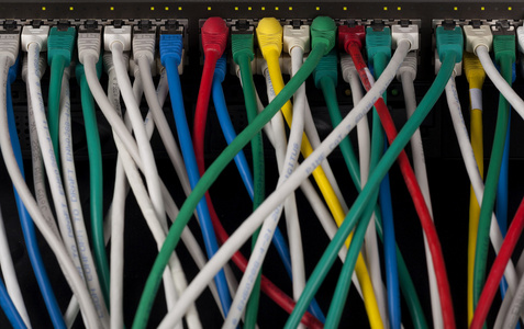 网络交换机与Patch Panel（配线架）及网络集线器的比较与应用场景解析