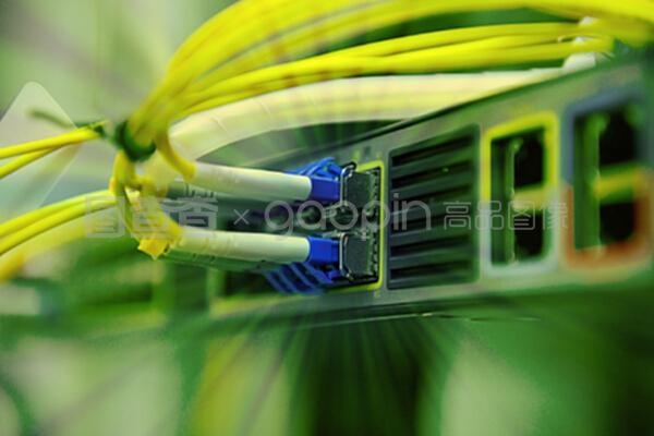 探秘局域网的双生力量 光纤电缆与网络集线器的作用与演进